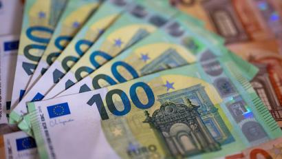 Bild: Monika Skolimowska/dpa
Mehr als eine Million Euro in bar hatte ein Autofahrer in Schwaben im Wagen. (Symbolbild)
