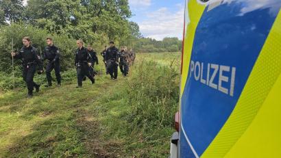 Bild: str/dpa
Bei der Spurensuche am Fundort der Drohne soll eine verdächtige Substanz gefunden worden sein. (Archivbild)
