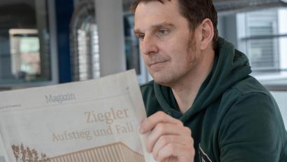 Bild: Gabi Schönberger
Für seine Beiträge zum Aufstieg und Fall der Ziegler-Holding GmbH wird Redakteur Wolfgang Würth zuerst mit dem Herbert Quandt Medien-Preis 2026 ausgezeichnet. Im September erhält er zudem den Journalismuspreis des Gravenbrucher Kreis.