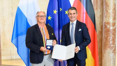 Bild: Joerg Koch/Bayerische Staatskanzlei
Wilhelm Koch (links) hatte sich für die Ehrung in München extra sein Europa-Hemd angezogen. Es trägt die Farben aller Flaggen der europäischen Länder. Minister Eric Beißwenger gratuliert.
