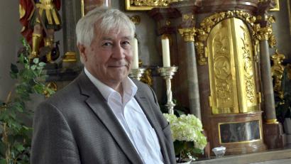 Archivbild: Karin Wilck
Wolf-Dieter Hamperl in der Pfarrkirche Neukirchen zu St. Christoph. Der Künstler Wilhelm Vierling malte 1942 das Hochaltarbild mit dem Heiligen Christophorus. Hamperl ist Autor eines Buches über den Künstler.