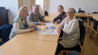 Bild: Sonja Wiesner-Weber
Hermann Gammer und Doris Klingseisen vom Weissen Ring Cham tauschen sich im Rahmen einer Netzwerksitzung mit der Gleichstellungsbeauftragten Helga Forster und der Beauftragten für Chancengleichheit am Arbeitsmarkt, Christina Süß, aus.
