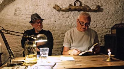 Bild: Monika Renda
Der Krimiautor Thomas H. Bäumler (rechts) und sein Lektor Stefan Voit begeisterten das Publikum in der Kaffeerösterei Oberköblitz mit einer spannenden Lesung.