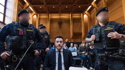 Bild: Expa/ Johann Groder/APA/dpa
Der Investor René Benko ist wegen Schädigung seiner Gläubiger zu zweieinhalb Jahren Haft verurteilt worden