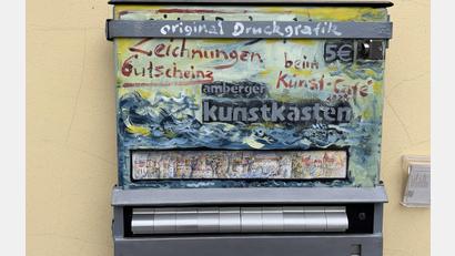 Bild: Achim Hüttner
Der Amberger Kunstkasten in der Schiffgasse ist neu gestaltet. In der Zwischenzeit produziert er unermüdlich Spendengelder für den guten Zweck.