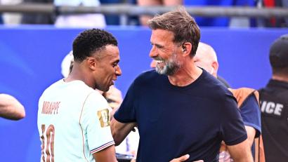 Bild: Tom Weller/dpa
Kylian Mbappé (links) empfindet großen Respekt vor Bundestrainer Jürgen Klopp. (Archiv-Foto)