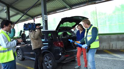 Bild: Ulla Britta Baumer
Anke Oppl aus Mitterteich gibt Komiker Simon Gosejohann vor laufender Kamera ihren Rasenkantentrimmer, den sie entsorgt.
