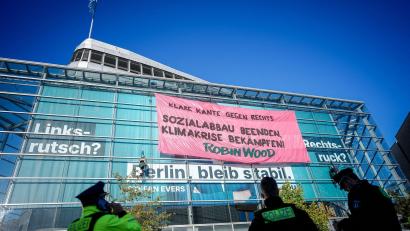 Bild: Kay Nietfeld/dpa
Aktivisten demonstrieren mit einer Kletter-Aktion am Konrad-Adenauer-Haus in Berlin.
