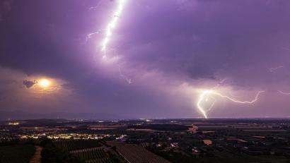 Bild: Philipp von Ditfurth/dpa
Die Kombination aus Hitze und Feuchtigkeit begünstigt Gewitter. (Archivbild)