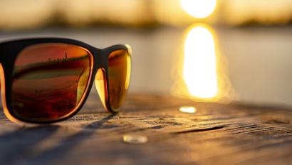 Symbolbild: Andi – stock.adobe.com
Preis oder Markenname allein sind kein verlässlicher Hinweis auf die Qualität einer Sonnenbrille. Doch eine hochwertige Verarbeitung lasse sich oft schon vor dem Kauf erkennen, erklärt der Tüv-Verband.