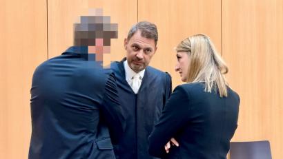 Bild: Nils Ganzmann
Der angeklagte Unternehmer (links) stimmte dem neuen Deal mit seinen Anwälten Stefanie Amann und Rouven Colbatz zu.