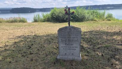 Bild: Jasmin Bauer
Der Gedenkstein am Steinberger See erinnert an den damals 21-jährigen Michael Retzer, der vom Blitz erschlagen wurde.