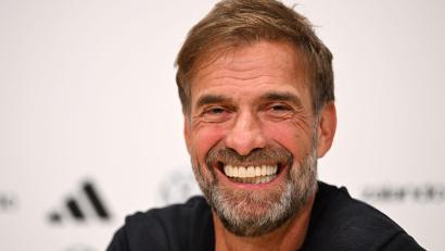 Bild: Federico Gambarini/dpa
Los geht's: Bei der Pressekonferenz in der Amsterdam-Arena war Jürgen Klopp noch total locker.