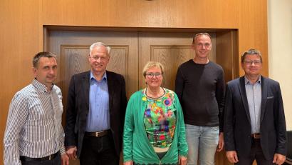 Bild: Stefanie Gradl
Die zwei neuen Stadtheimatpfleger Elisabeth Hammer und Thomas Pröls wurden von den drei Bürgermeistern Manuel Plößner, Thorsten Grädler und Markus Graf offiziell im Amt willkommen geheißen.