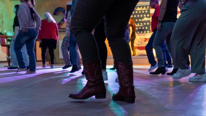 Bild: Marina Gube
Cowboyhut und Cowboystiefel sind zwar keine Pflicht – wenn man aber länger bei den "Flying Boots" dabei ist, legt man sich das passende Outfit irgendwann zu.