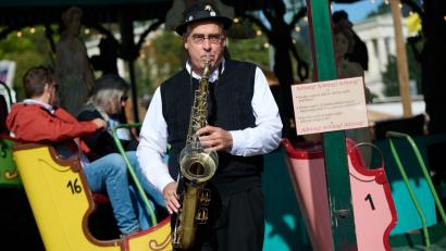 Bild: Sven Hoppe/dpa
Gerne sorgt Toni Schleifer am Saxofon auch selbst für die passende Musik an seinem historischen Fahrgeschäft.