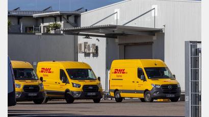 Bild: Jens Büttner/dpa
Das DHL-Zentrum in Leizen wurde vorsorglich gesperrt.