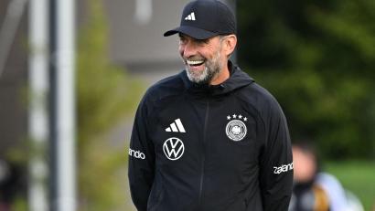 Bild: Federico Gambarini/dpa
Jürgen Klopp erzählt launig, dass er die Nationalhymne singen kann.