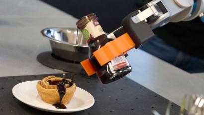 Bild: Katharina Kausche/dpa
Kochende Roboter werden an einigen Stellen bereits eingesetzt. (Symbolbild)