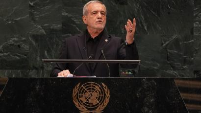 Bild: Heather Khalifa/FR172147 AP/AP/dpa
Der iranische Präsident Massud Peseschkian hat sich bei der UN-Generaldebatte gegen Anschuldigungen der USA gewehrt.