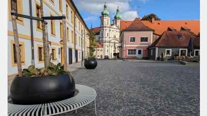 Bild: Paul Zrenner
Seit einigen Wochen stehen die großen Pflanzkübel am Johannisplatz. Am Tag der Stadtratssitzung wurden zwei davon mit rundum verlaufenden Bänken ergänzt.