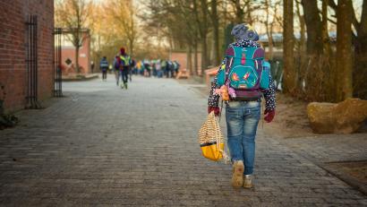 Symbolbild: Gregor Fischer
Ein unbekannter Mann soll am Busbahnhof in Amberg ein 11-jähriges Kind angesprochen und an der Schulter berührt haben.