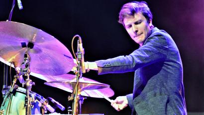 Bild: Peter Hausner
Der aus Neunburg vorm Wald stammende und in Nürnberg lebende Drummer Jonas Sorgenfrei gehört in Deutschland zu den Spitzenmusikern in seiner Sparte. Fachkritiker attestieren dem Musiker, Komponisten und Bandleader einen "melodischen, agilen, intelligenten Jazz auf der Höhe der Zeit".