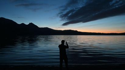 Bild: Katrin Requadt/dpa
Abendstimmung am Kochelsee.
