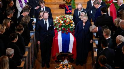 Bild: Ole Berg-Rusten/POOL NTB/AP/dpa
König Haakon VIII. (vorne links) trug den Sarg seiner Tante, Prinzessin Astrid.