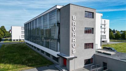 Bild: Jan Woitas/dpa
Blick auf das Bauhausgebäude in der Gropiusallee in Dessau - Ende 1925 zog das Bauhaus von Weimar nach Dessau und erlebte dort seine Blütezeit.