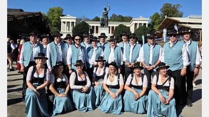 Bild: Alphornwahnsinn
Gruppenbild mit Bavaria im Hintergrund: Der musikalische Einsatz beim Oktoberfest bleibt den Mitgliedern des Stiftländer Alphornwahnsinns in guter Erinnerung.