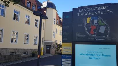 Archivbild: Wolfgang Benkhardt
Im Landratsamt Tirschenreuth gibt es seit Ende Juli den "Unternehmens-Kümmerer", eine Plattform als zentrale Anlaufstelle für Betriebe. Es ist ein niedrigschwelliges Angebot für Unternehmen aller Branchen und Gründer, die Anliegen rund um wirtschaftliche Themen haben.