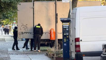 Bild: Sven Kaueler/dpa
Polizeibeamte durchsuchen einen Lastwagen im Ortsteil Gesundbrunnen.