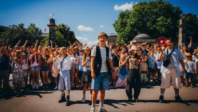 Bild: -/Warner Bros./dpa
Nicholas Jonah Peter (Mitte) als Emil und seine vielen neuen Freunde in einer Szene des Films „Emil und die Detektive“ (Kinostart 24.09.2026).