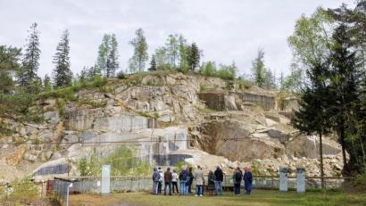 Archivbild: KZ-Gedenkstätte Flossenbürg/Thomas Dashuber
Das Steinbruchareal am Wurmstein in Flossenbürg soll in die KZ-Gedenkstätte integriert werden. Dazu läuft aktuell ein Ideenwettbewerb. Auf dem Areal befinden sich Maschinen, die bereits unter dem NS-Regime im Einsatz waren.