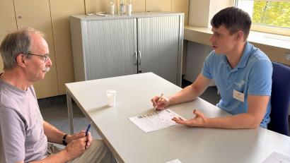 Bild: Lucas Westermannn/digiDEM Bayern
Nikolas Dietzel, wissenschaftlicher Mitarbeiter im Projekt digiDEM Bayern, bei einem Demenz-Screeningtest.