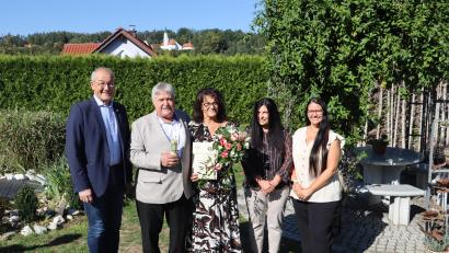 Bild: Michael Rabenhofer
Bürgermeister Erwin Geitner gratulierte Josef und Katharina Spies, hier mit ihren beiden Töchtern Jasmin und Pamela (von links).