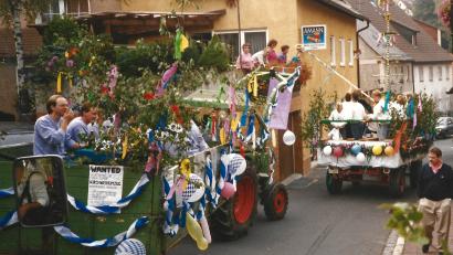 Archivbild: Christian Kleber
Der Wagen des Stammtischs „Tisch 6“ beim ersten Kirwazug 1989.