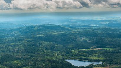 Luftbild: mür
Auch wenn aktuell im Gebiet südlich des Großen Weihers bei Plößberg (unten links im Bild) Richtung Floß und Flossenbürg keine Windräder geplant sind, ist das Areal dennoch interessant für die "Bayern Wind GmbH", eine Tochtergesellschaft der Staatsforsten.