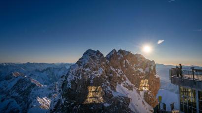 Bild: Peter Kneffel/dpa
An der Zugspitze gab es einen großen Felssturz. (Archivbild)