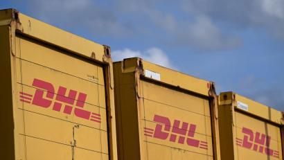 Bild: Wolf von Dewitz/dpa
An dem DHL-Zustellzentrum läuft ein größerer Einsatz von Feuerwehr und Polizei. (Symbolbild)