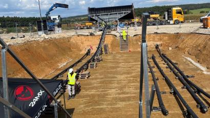 Bild: ihl
Von der Kabeltrommel über eine Rampe bahnt sich das Erdkabel des Süd-Ost-Links östlich von Grain seinen Weg in die Muffengrube, um sich dann rund 1300 Meter unter der Erde zu schlängeln bis es bei Neukirchen wieder auftaucht.