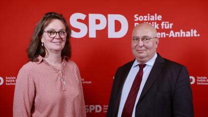 Bild: Matthias Bein/dpa
Die SPD-Landeschefs Juliane Kleemann und Andreas Schmidt laden zu Gesprächen ein. (Archivbild)