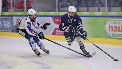 Bild: Dieter Jäschke
Leon Spörl (rechts) von den Young Blue Devils Weiden steuerte in den beiden Spielen gegen Ravensburg am Wochenende drei Treffer bei – am Ende gingen jedoch beide Partien verloren.
