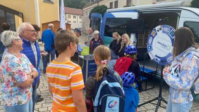 Archivbild: am
Bei "Redaktion on Tour" nutzten, wie hier in Wernberg-Köblitz, viele Leser die Gelegenheit, mit Mitarbeitern von Oberpfalz-Medien ins Gespräch zu kommen. Der nächste Halt ist am Dienstag in Eschenbach.