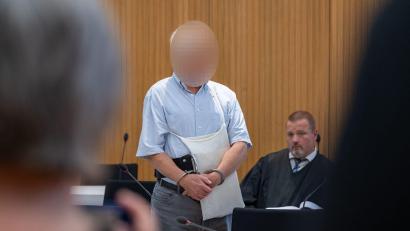 Bild: Lennart Preiss/dpa
Der 71-Jährige war nach mehreren Hitlergrüßen besonders gesichert in den Saal gebracht worden. (Archivbild)