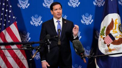 Bild: Yuki Iwamura/AP/dpa
Die USA haben den russischen Präsidenten Wladimir Putin zum G20-Gipfel im Dezember in Miami eingeladen - sagt US-Außenminister Marco Rubio.