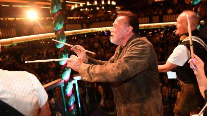 Bild: Felix Hörhager/dpa
„Terminator“ Arnold Schwarzenegger dirigiert im Marstall-Festzelt.