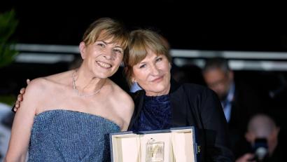 Bild: John Locher/Invision/AP/dpa
Hauptdarstellerin Jana Radewa (l) und die Regisseurin Valeska Grisebach in Cannes. (Archivbild)