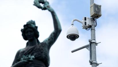 Bild: Sven Hoppe/dpa
Die Videoüberwachung auf dem Festgelände führte laut Polizei zur Identifizierung des Verdächtigen. (Symbolbild)